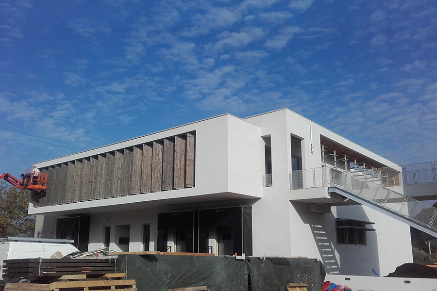 Galerie avec brises soleil en bois